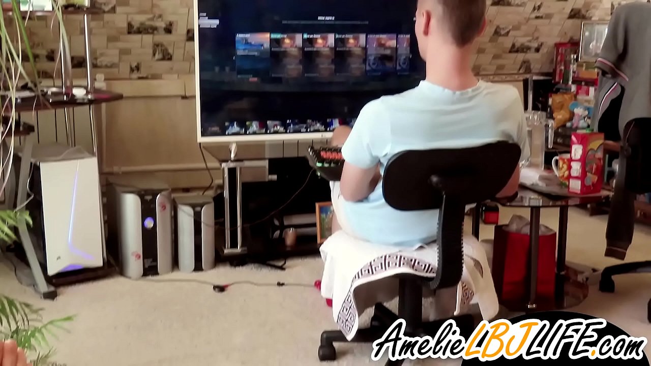 Ngoanana o ipholla litho tsa botona kapa botšehali ka ntho ea ho kopanela liphate hore mohlankana a bapale lipapali tsa k'homphieutha